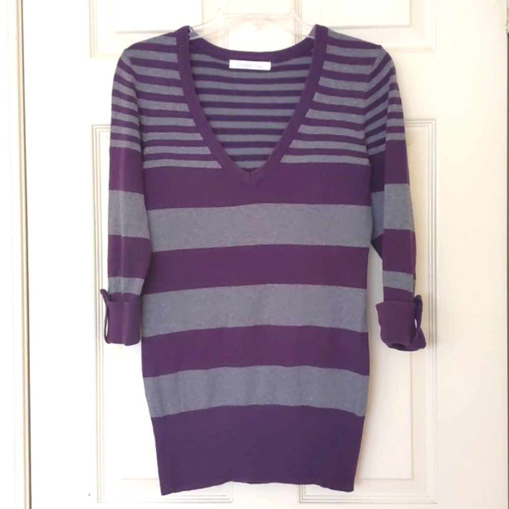Charlotte Russe Cotton blended stretchable V-neck sweater w/stripe & 3/4 sleeve.